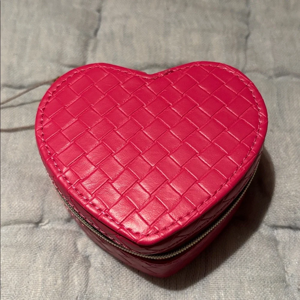 NWOT Pink Heart Woven Travel Jewelry Organizer.